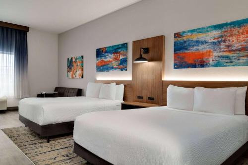 2 queen beds
