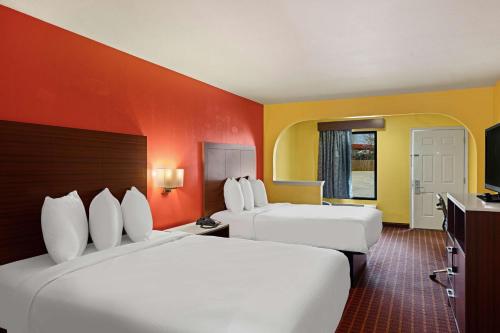 Legacy Inn & Suites - image 10