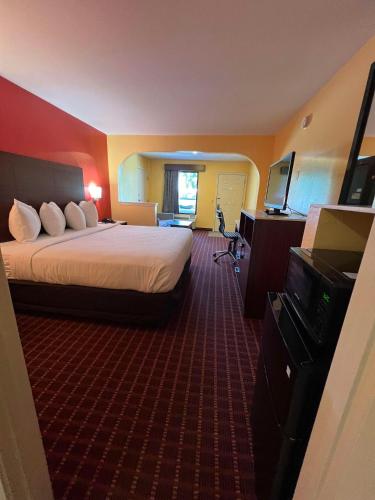 Legacy Inn & Suites - image 13