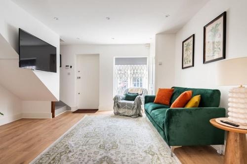 2BD Mews House in East London, walking distance to High Street and Tube, Londra
