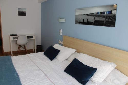Double or Twin Room with Balcony image 10