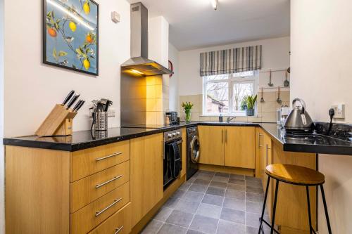 廚房, Lovely 4BDR home- Off street parking sleeps 7 in 貝斯頓中部