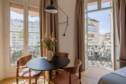 La Guitare 23 - Large modern studio with balcony in center of Cannes just behind Grand Hotel - image 13