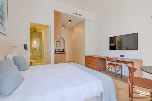 La Guitare 23 - Large modern studio with balcony in center of Cannes just behind Grand Hotel - image 4