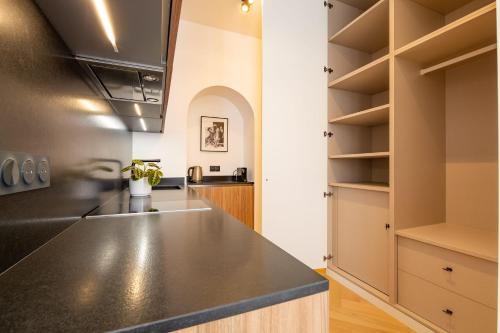 La Guitare 23 - Large modern studio with balcony in center of Cannes just behind Grand Hotel - image 3