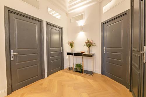 La Guitare 23 - Large modern studio with balcony in center of Cannes just behind Grand Hotel - image 2