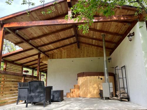อ่างแช่น้ำร้อน, Flore's Garden Glamping in ซิมอน