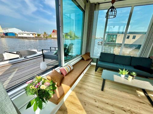  Holiday Home Harboursuite Woudsend incl- motorboot by Interhome in Woudsend