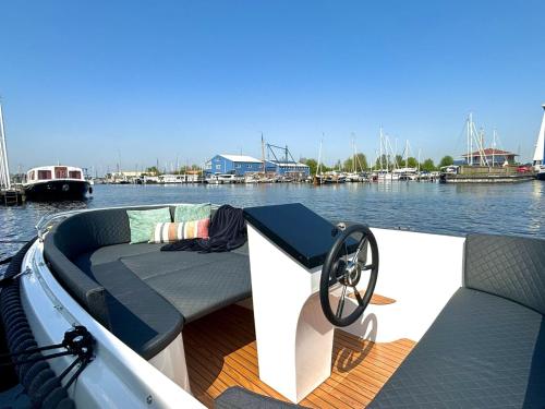  Holiday Home Harboursuite Woudsend incl- motorboot by Interhome in Woudsend