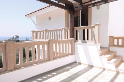 Phaedrus Living: Beachfront Villa Thalassa