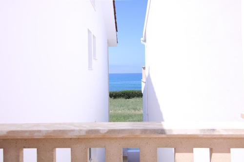 Phaedrus Living: Beachfront Villa Thalassa