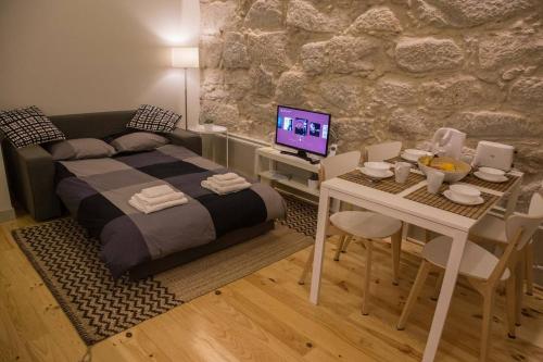 GuestReady - Charming Downtown and Quiet Apartment - image 4
