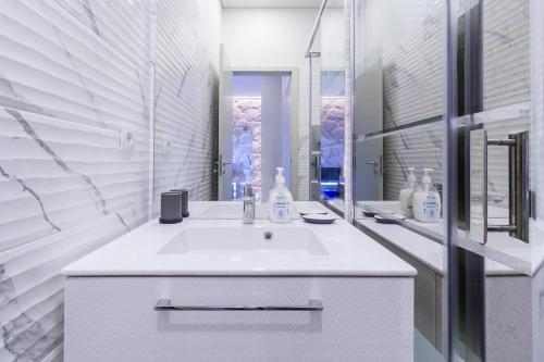 GuestReady - Charming Downtown and Quiet Apartment - image 2