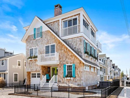 Stunning Ocean-Side 4 Bedroom Property With A Hot Tub And Endless Views in Peahala Park, USA