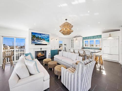 Stunning Ocean-Side 4 Bedroom Property With A Hot Tub And Endless Views in Peahala Park, USA