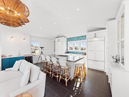 Stunning Ocean-Side 4 Bedroom Property With A Hot Tub And Endless Views in Peahala Park, USA