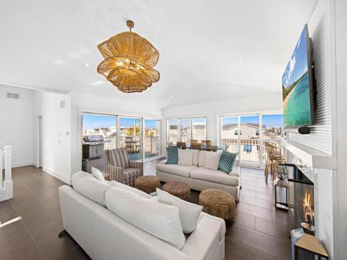 Stunning Ocean-Side 4 Bedroom Property With A Hot Tub And Endless Views in Peahala Park, USA