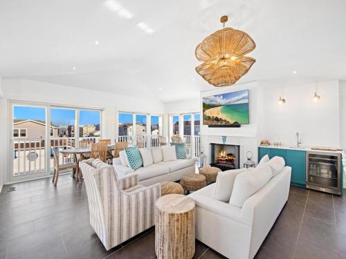 Stunning Ocean-Side 4 Bedroom Property With A Hot Tub And Endless Views in Peahala Park, USA