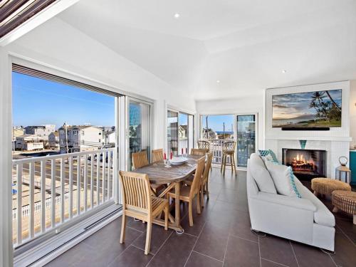Stunning Ocean-Side 4 Bedroom Property With A Hot Tub And Endless Views in Peahala Park, USA