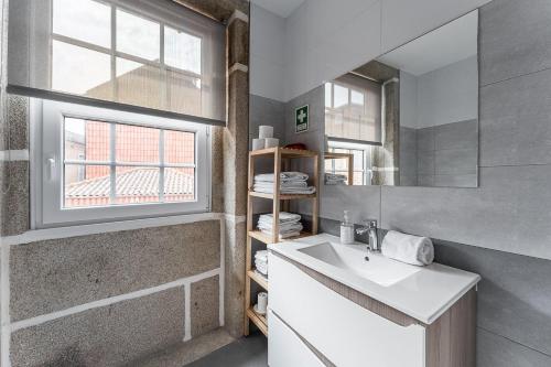 Guestready - Modern Duplex, Neo-classical Building - Porto