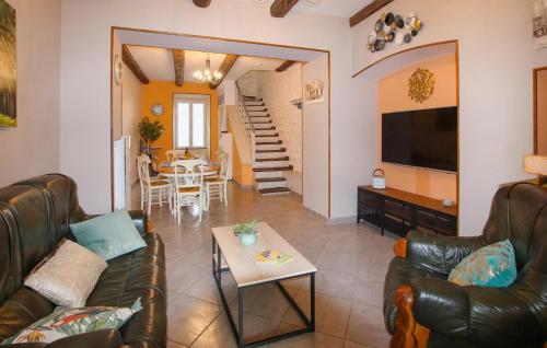 Beautiful Home In Antraigues Sur Volane With Kitchen - Location saisonnière - Vallées-d'Antraigues-Asperjoc