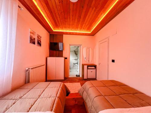 2 twin beds