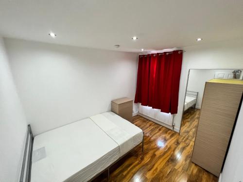 Double Room E13, Londyn