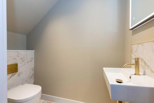 Dragon Suites - City Centre 2 Bed Luxury Mews House - image 6
