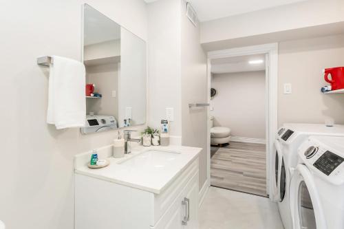Bright 4 BR Family Home , Sleeps 8, Near Wonderland and Vaughan Mills, Vaughan (foto 8)