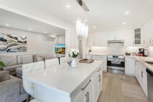 Bright 4 BR Family Home , Sleeps 8, Near Wonderland and Vaughan Mills, Vaughan (foto 4)