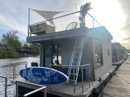 Hausboot OFF im Diamantgraben an der Elbe in Hamburg, Deutschland