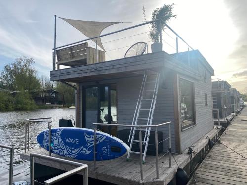 Hausboot OFF im Diamantgraben an der Elbe