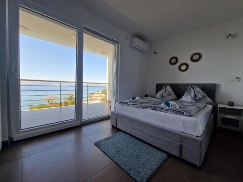 Vera - Luxury Seafront Apartment