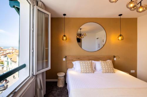 Deluxe Double Room image 7