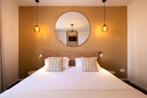 Deluxe Double Room image 6