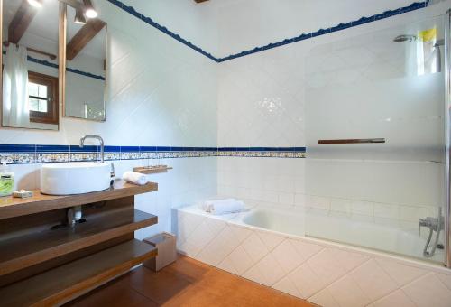 Five-Bedroom Villa image 9