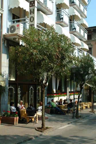 Hotel Ristorante Commercio - image 7