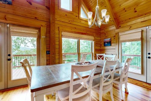 Lure Ridge Lodge in Lake Lure, USA
