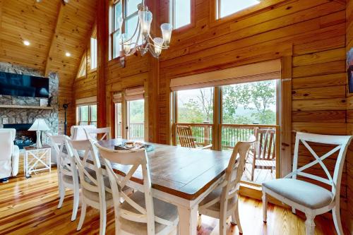 Lure Ridge Lodge in Lake Lure, USA