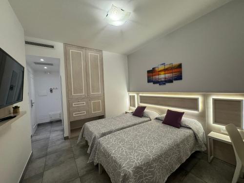 Standard Double or Twin Room with Balcony image 6