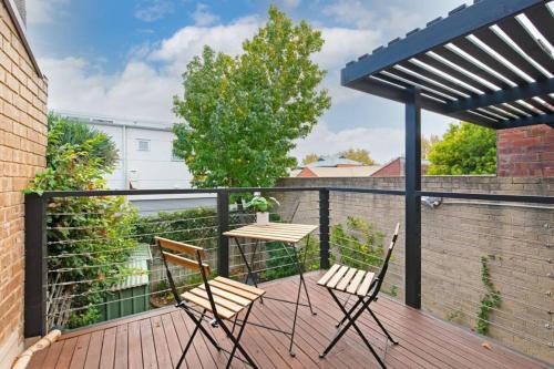 Three-Bedroom Townhouse room in Character and Charm 3BR home with free wine
