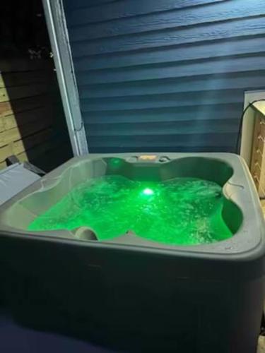 Pool table,Hot tub,Fenced yard,Garage Parking