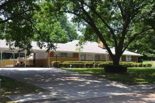 Retro Retreat Walk to Graceland with Free Parking and Wifi Retro Retreat Walk to Graceland with Free Parking and Wifi