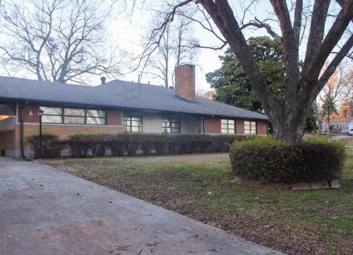 Retro Retreat Walk to Graceland with Free Parking and Wifi Retro Retreat Walk to Graceland with Free Parking and Wifi