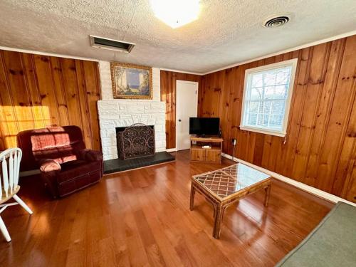 Cottage 4- Lees Ford Marina in Nancy, USA