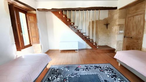 Maison de 4 chambres avec piscine partagee terrasse amenagee et wifi a Puy l'Eveque