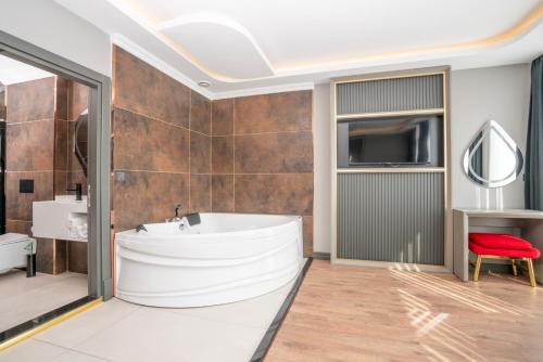 216 Ruby Suite - image 13