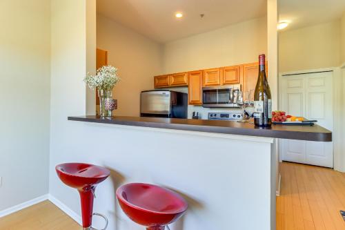 Michigan Townhome with Smart TV 25 Mi to Detroit! in Grand View Acres, USA