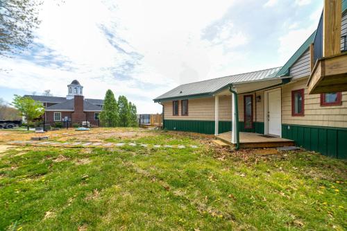 Lake Barkley Family Home about 3 Mi to Public Marina!