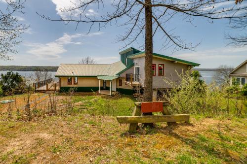 Lake Barkley Family Home about 3 Mi to Public Marina!